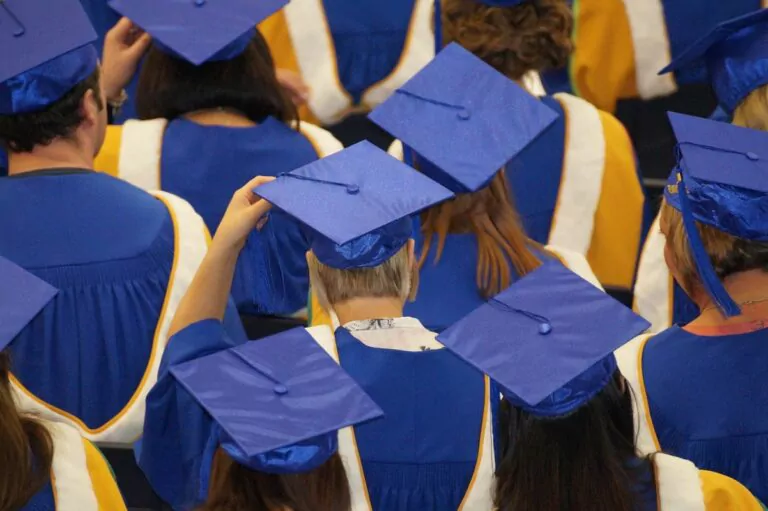 Proiect pentru bursele studențești: bursa de doctorat crește la 3.700 lei, cea socială la 925 lei