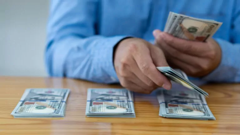 Creșterile salariale din spitalele publice au depășit 10 miliarde lei, 1/5 din Fondul de Sănătate