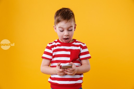 Specialiștii recomandă eliminarea totală a telefoanelor, laptopurilor și altor ecrane din viața copiilor sub 3 ani