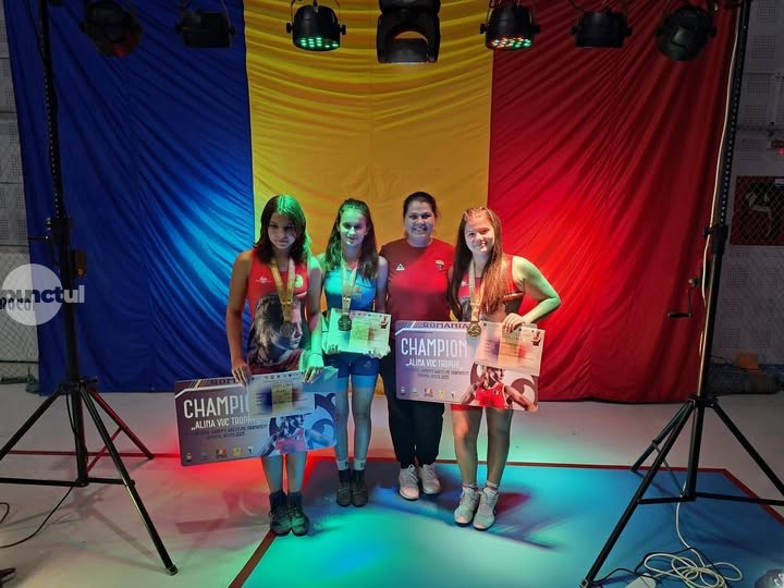 Luptătoarele de la CS Mureșul au adus acasă două medalii de aur și una de bronz