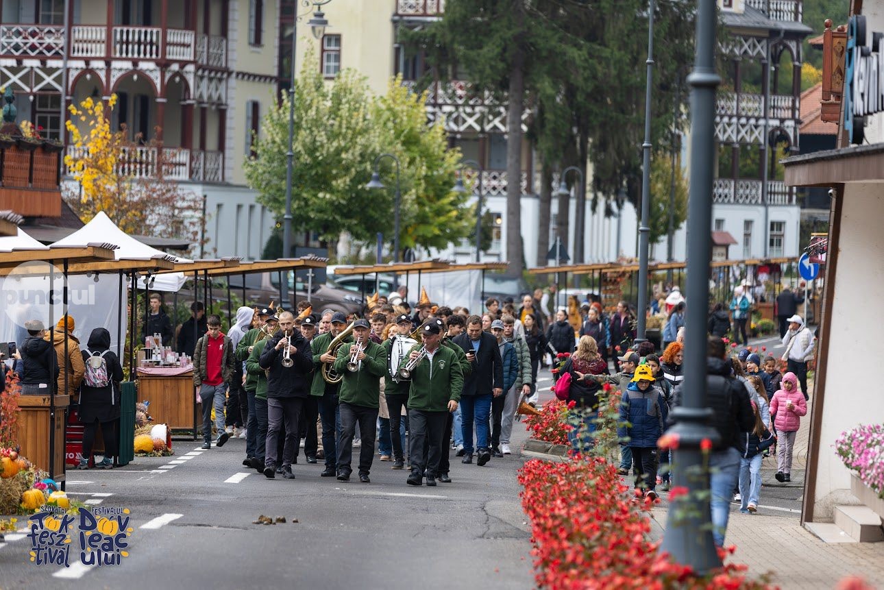 (Foto) Sovata s-a umplut de dovleci