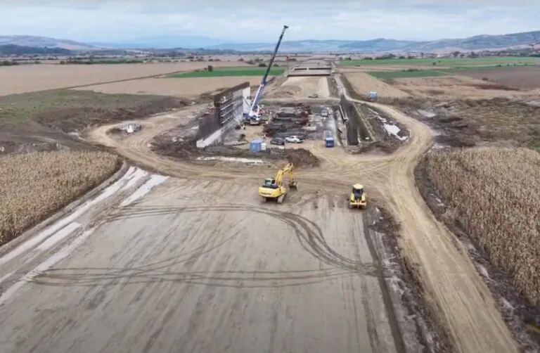 VIDEO Autostrada Unirii A8 Târgu Mureș – Miercurea Nirajului. Cum mai arată șantierul