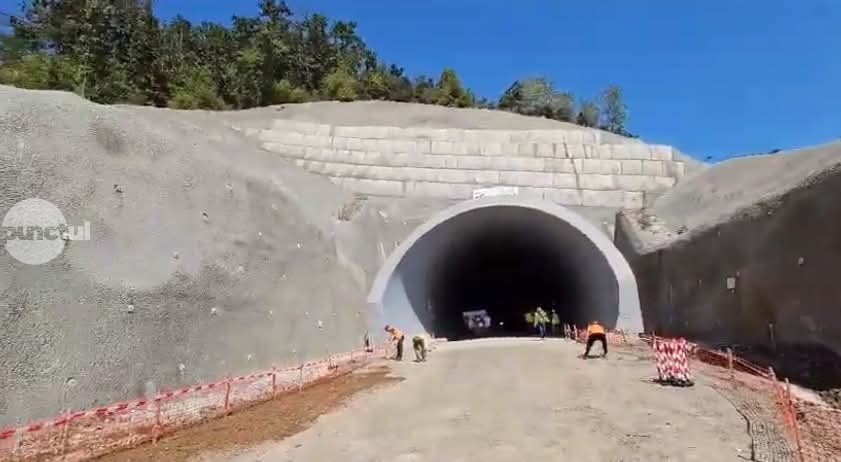 Linia de tren Brașov – Sighișoara: Asocierea Railworks a finalizat străpungerea tunelului Moreni