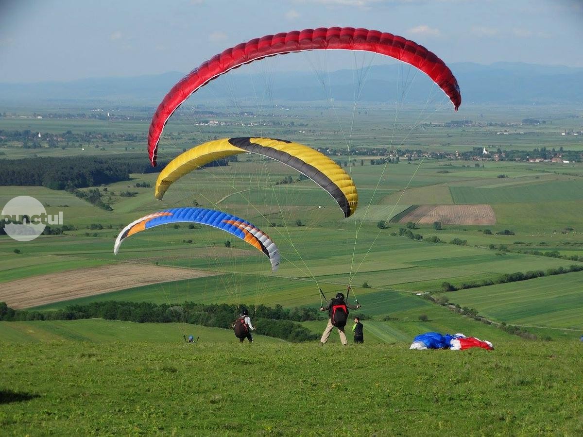 Zborul cu parapanta, pentru pasionații de agrement activ și plin de adrenalină