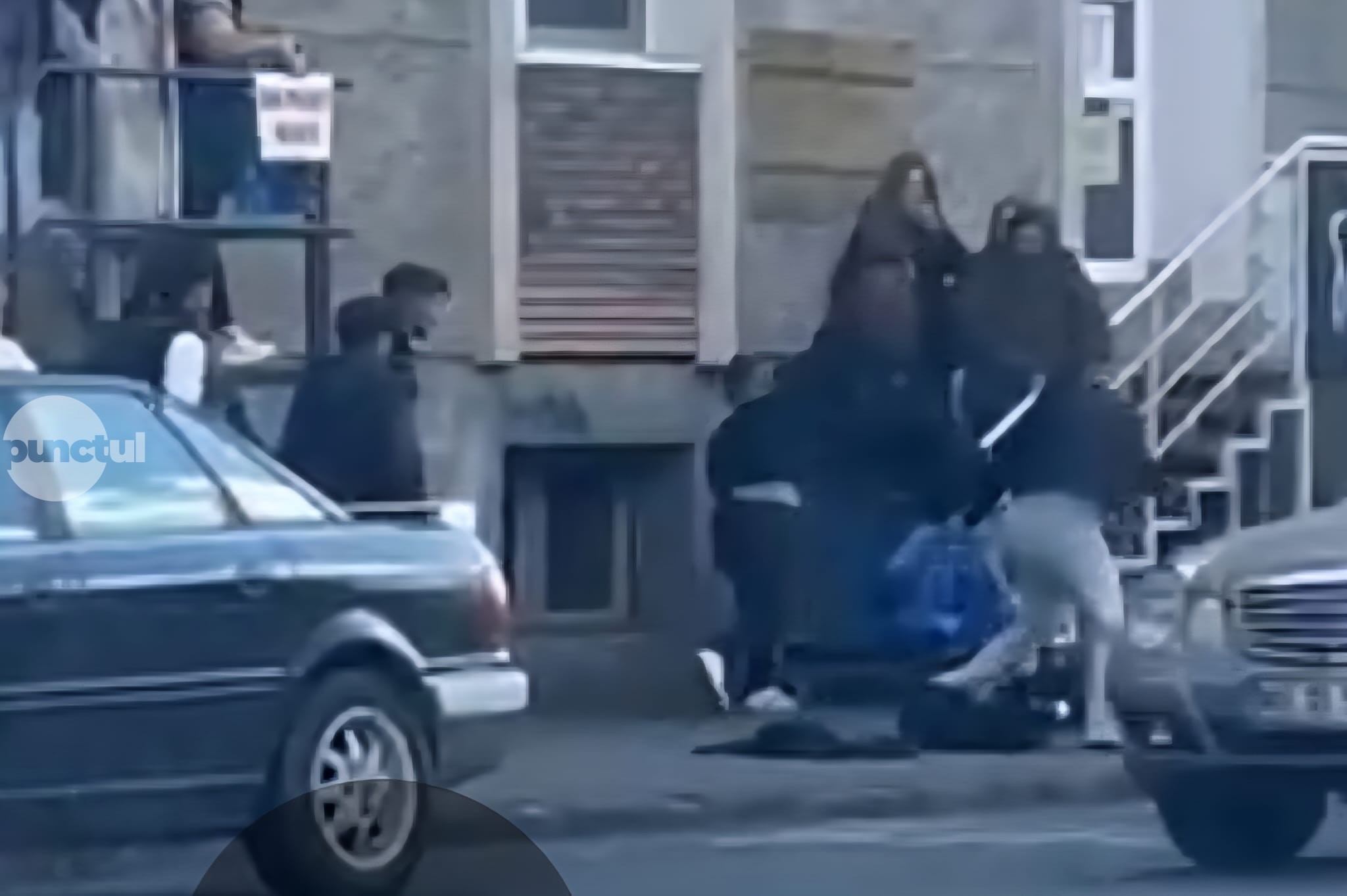 Agresiune între mai mulți tineri pe strada 22 Decembrie (video)
