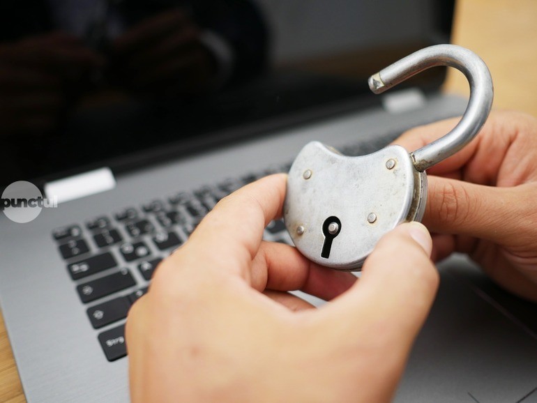 16 ani va deveni vârsta ”majoratului online”. Până atunci, acces restricționat