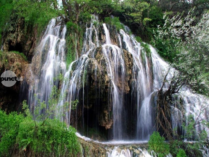 Cascada din Toplița este o adevărată raritate în Europa