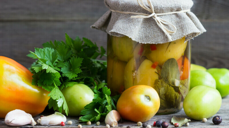 Murături în saramură cu miere – rețeta surprinzător de gustoasă pentru iarnă