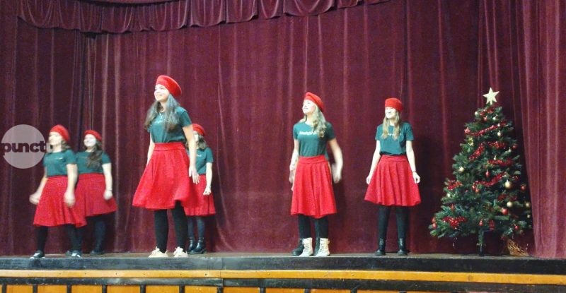 Spectacol cu cântece, dans și poezie. Colegiul Papiu organizează Festivalul „Boule de Neige”