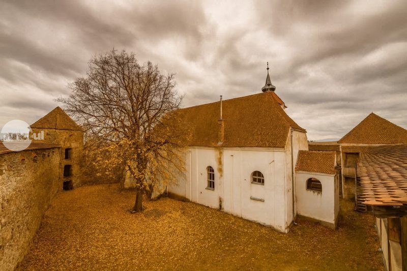 Descoperiți Biserica unitariană fortificată din Arcuș, un loc încărcat de liniște și istorie