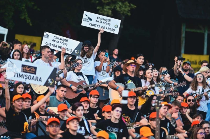 (Video) Chitariștii din întreaga țară cântă împreună într-un concert online