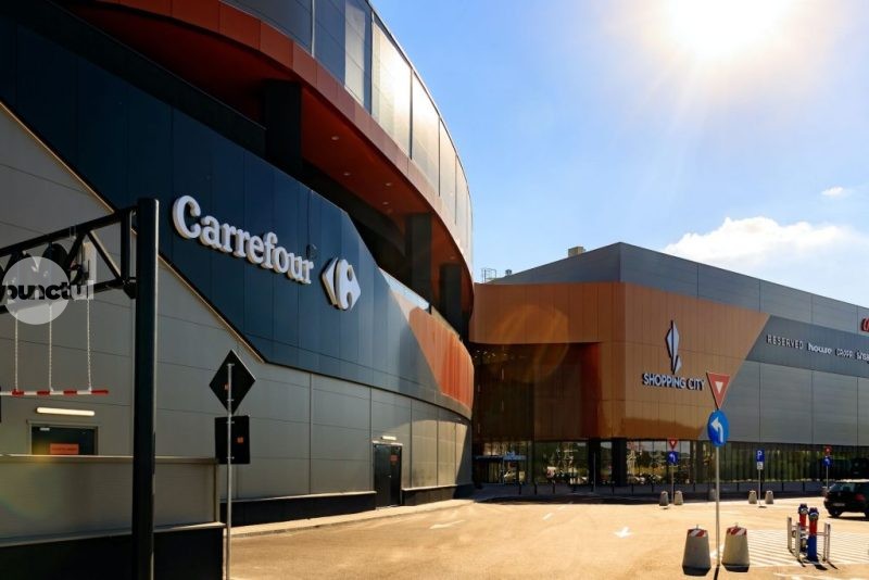 Frații Pavăl, proprietarii Dedeman, vor să cumpere afacerea Carrefour din România