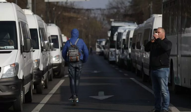 Trotinetele și bicicletele electrice vor avea nevoie de RCA. Nicușor Dan a promulgat legea