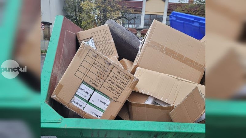 Punctul negru pentru risipă și nerespectarea regimului deșeurilor medicale. Foto: Măști nefolosite la tomberon în zona parcul Republicii