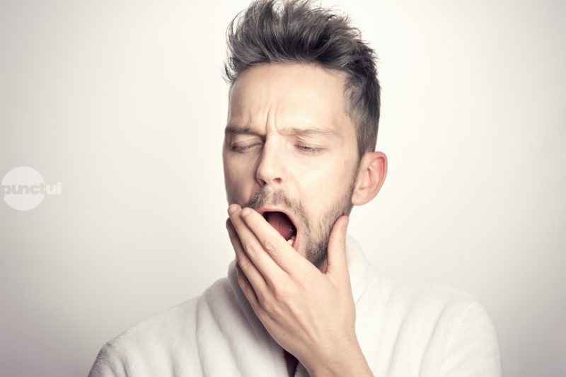 Surprinzător: căscatul depinde de temperatură, nu doar de oboseală. De ce căscăm mai mult iarna?