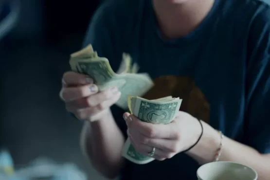 Salariile din Mureș bat pasul pe loc, cu peste 700 de lei sub media țării