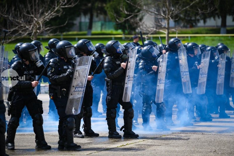 55% din efectivele Jandarmeriei, blocate la paza a 1.443 de obiective. Predoiu îi scoate la patrulat
