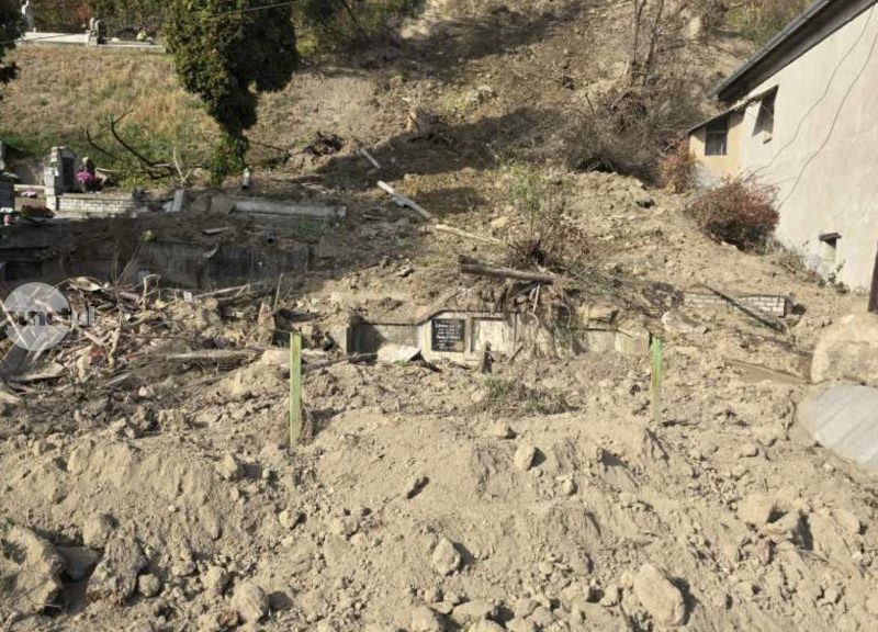 Morminte din Sighişoara, afectate de o alunecare de teren; în zonă s-a depistat o canalizare improvizată