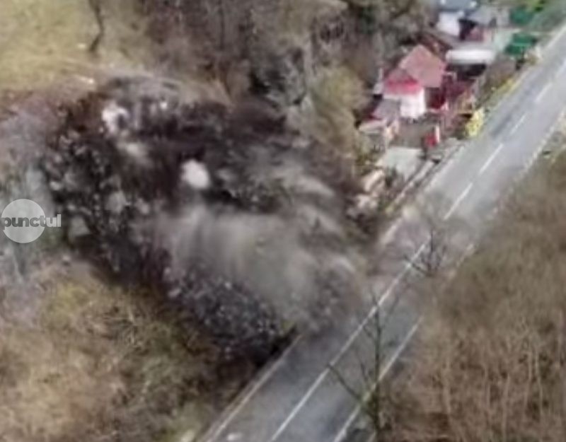 Detonare pe DN15, în zona Lunca Bradului pentru îndepărtarea unei stânci periculoase!