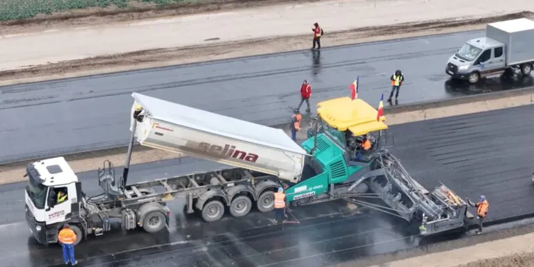 VIDEO Autostrada Transilvania A3. Lucrări de asfaltare pe șantierul lotului Chiribiș – Biharia   
