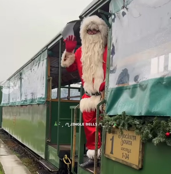 Moș Crăciun ajunge cu mocănița la Sovata