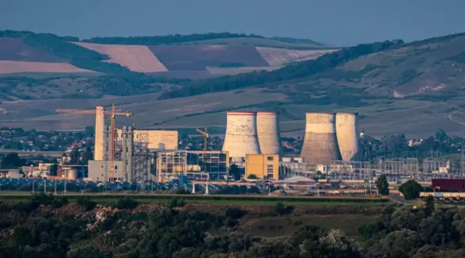 Romgaz demolează un turn de răcire de la termocentrala Iernut, ca să facă loc pentru o baterie