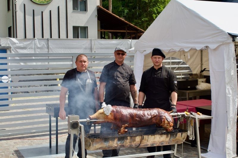 Hotel Crystal Sovata își întâmpină oaspeții cu preparate savuroase la terasă