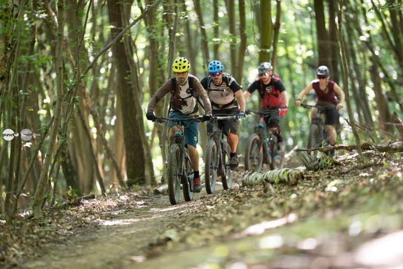 Noi investiții pe traseul de bicicletă „Dealurile Comorii” din Livezeni: puncte de odihnă și măsuri sporite de siguranță pentru turiști