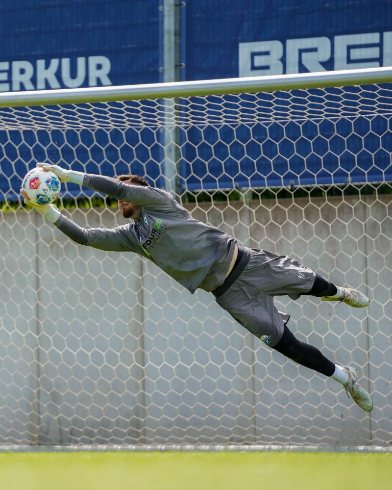 Dennis Seimen, un portar cu origini mureșene, a promovat pe SC Paderborn în Budesliga, aproape de unul singur