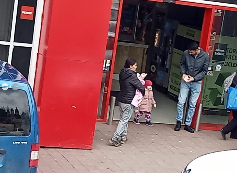 Cum s-a încălzit vremea, cum s-au umplut de cerșetori parcările centrelor comerciale din Mureș