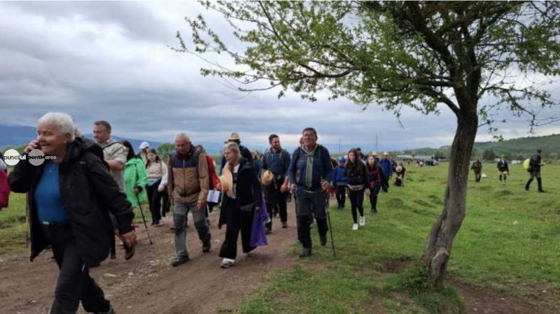 Pelerini din ţară şi străinătate, pe Drumul Credinţei, spre procesiunea de Rusaliile Catolice de la Şumuleu Ciuc