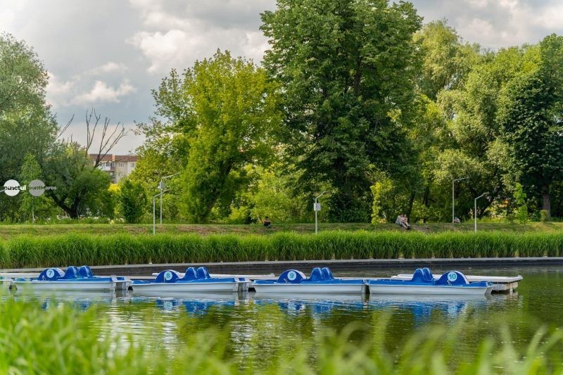 Bărcile şi hidrobicicletele de pe lacul din zona Gării Sfântu Gheorghe, date în folosinţă în weekend