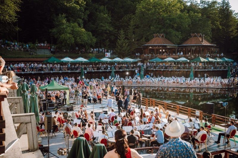 Filarmonica de Stat Târgu Mureș a deschis sezonul estival la Sovata cu un concert în aer liber la Lacul Ursu