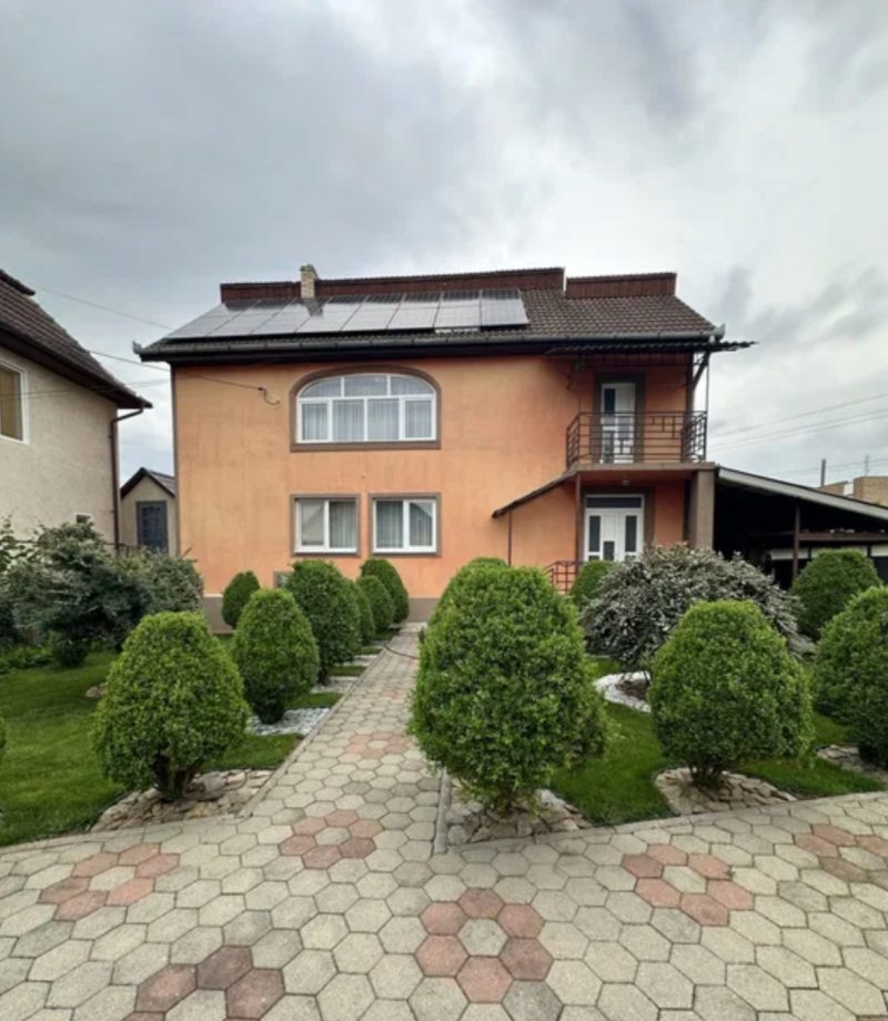 La Luduș, cea mai scumpă casă de pe piață are pivniță cu 4 încăperi și grădină cu pomi fructiferi