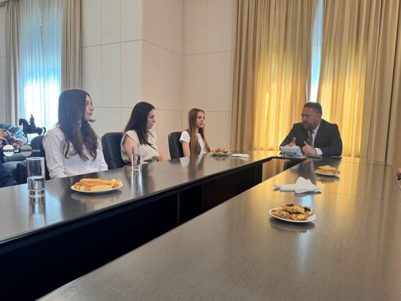 Elevele de 10 din județul Mureș, premiate de Instituția Prefectului
