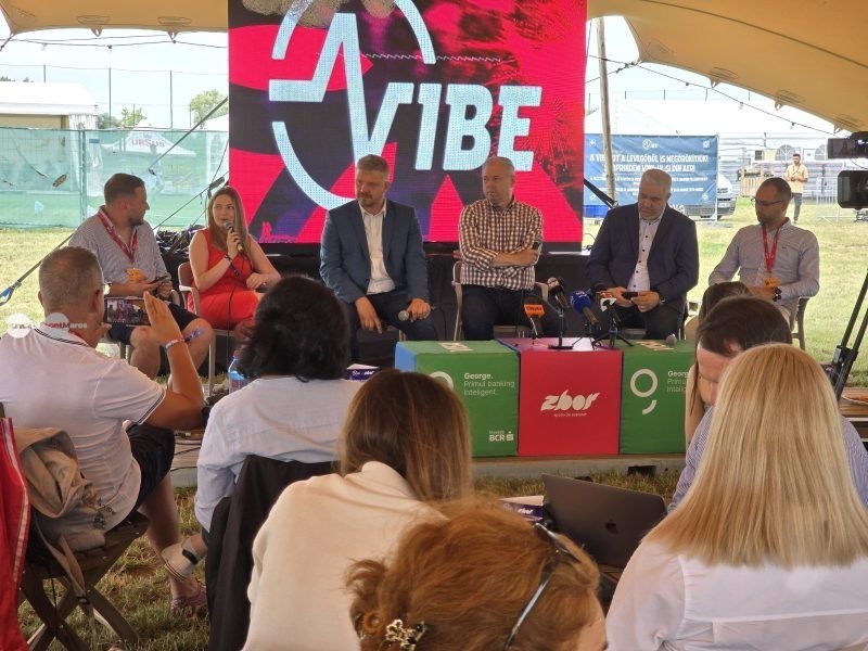 Vibe deschis și (cu) oficial(ități)