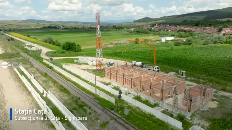 (Video) Noile gări de pe calea ferată Brașov–Sighișoara încep să prindă contur. Lucrările au ajuns la 58,4%