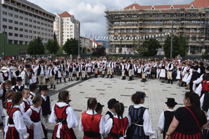 Harghita: Ziua celor o mie de fete secuience – tradiţia transmisă din generaţie în generaţie