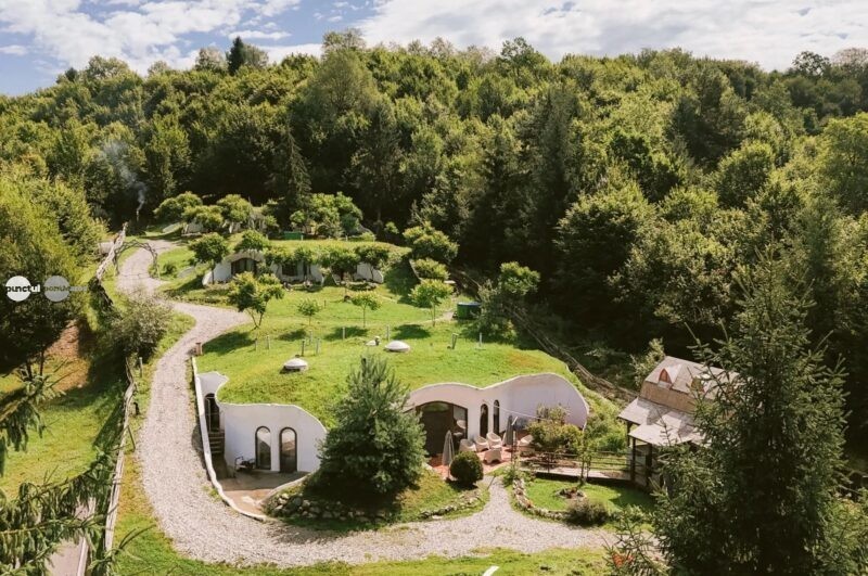 Pensiune cu camere Hobbit și casă cu legătură cu Regele Charles scoase la vânzare