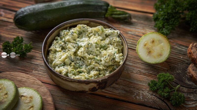 Salata de dovlecei, o alternativă mai ușoară la clasica salată de vinete. Trucul pentru o consistență cremoasă