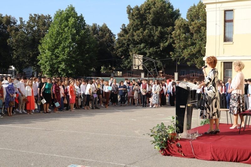 La ce oră trebuie să ajungă elevii la festivitatea de deschidere. Centralizarea incompletă a Inspectoratului Școlar