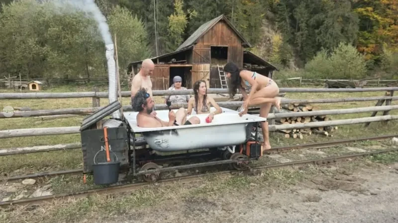 Nu doar VeloRail. O cadă cu apă caldă pe șinele mocăniței din Bucovina. Un exemplu de promovare turistică inedită (video)