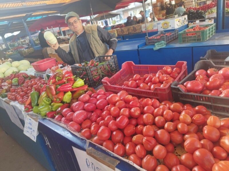 Gustul toamnei în Piața 1848 din Târgu Mureș. Legume, fructe și flori direct de la producătorii locali