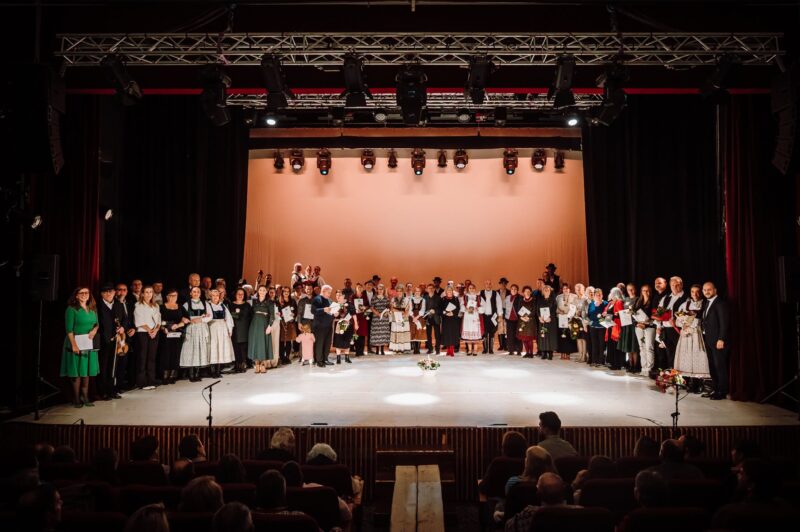 70 de ani de tradiție și cultură populară: Secția maghiară a Ansamblului Artistic Mureșul, sărbătorită la Târgu Mureș (foto)