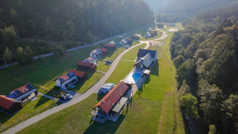 Lucrezi de acasă? Un resort din Harghita oferă cazare pentru o lună, de la 9.900 de lei. O vilă întreagă în mijlocul naturii