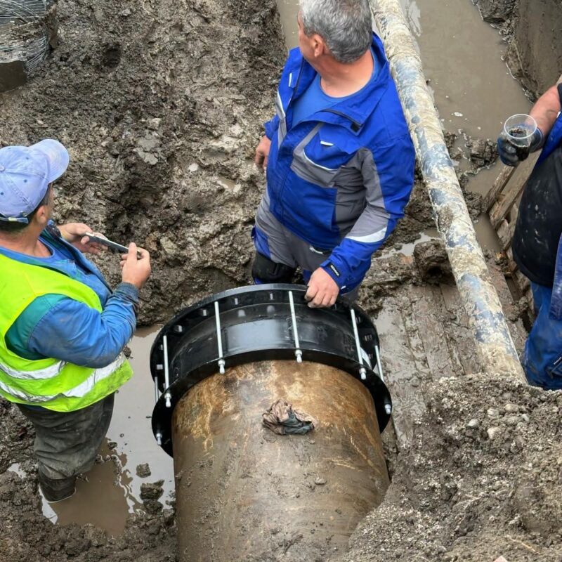 Avaria majoră din Reghin: Aquaserv montează un nou segment de conductă. Rezervoare cu apă potabilă amplasate în 11 zone ale orașului