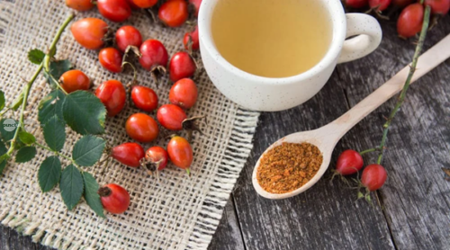 Pudra de măceșe, ingredientul de toamnă foarte bogat în vitamina C
